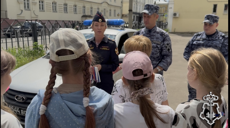  В Твери в преддверии Дня России сотрудники вневедомственной охраны Росгвардии провели познавательное мероприятие для ребят из летнего лагеря (видео).