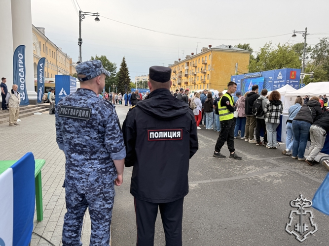 Сотрудники и военнослужащие Управления Росгвардии по Тверской области приняли участие в охране общественного порядка и обеспечении безопасности во время празднования Дня России.