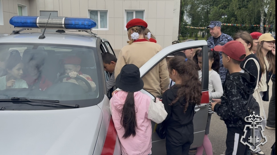 Тверские сотрудники вневедомственной охраны в рамках ведомственной акции «Каникулы с Росгвардией» провели интересное занятие детьми