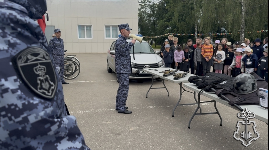Тверские сотрудники вневедомственной охраны в рамках ведомственной акции «Каникулы с Росгвардией» провели интересное занятие детьми