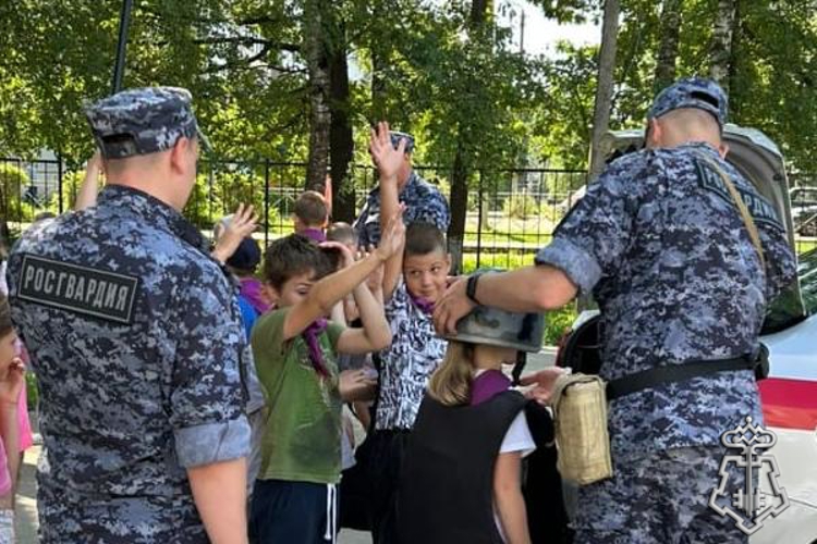 В Бежецке сотрудники Росгвардии провели занятие в пришкольном лагере.
