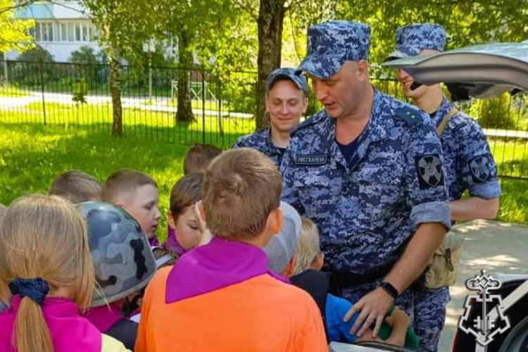 В Бежецке сотрудники Росгвардии провели занятие в пришкольном лагере.