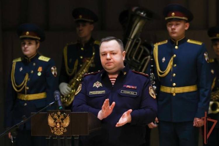 Заместитель директора Росгвардии Василий Сонин вручил государственные и ведомственные награды сотрудникам вневедомственной охраны в день профессионального праздника 