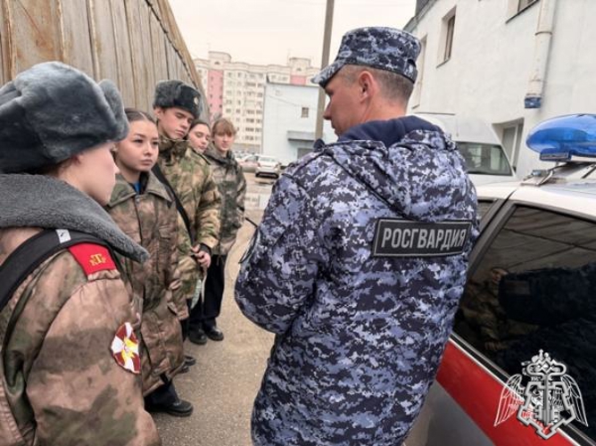 В Твери в преддверии профессионального праздника сотрудники вневедомственной охраны провели занятия для воспитанников подшефного класса