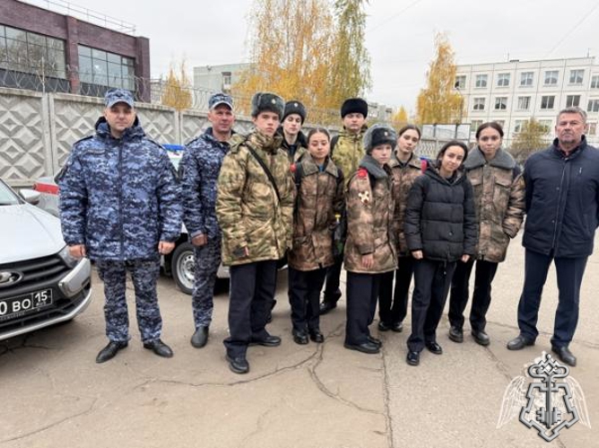 В Твери в преддверии профессионального праздника сотрудники вневедомственной охраны провели занятия для воспитанников подшефного класса