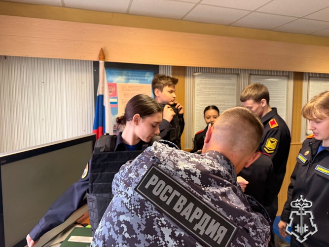 В Твери в преддверии профессионального праздника сотрудники вневедомственной охраны провели занятия для воспитанников подшефного класса