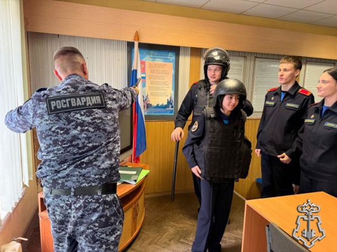 В Твери в преддверии профессионального праздника сотрудники вневедомственной охраны провели занятия для воспитанников подшефного класса