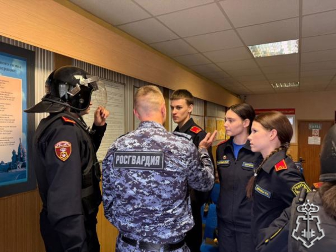 В Твери в преддверии профессионального праздника сотрудники вневедомственной охраны провели занятия для воспитанников подшефного класса