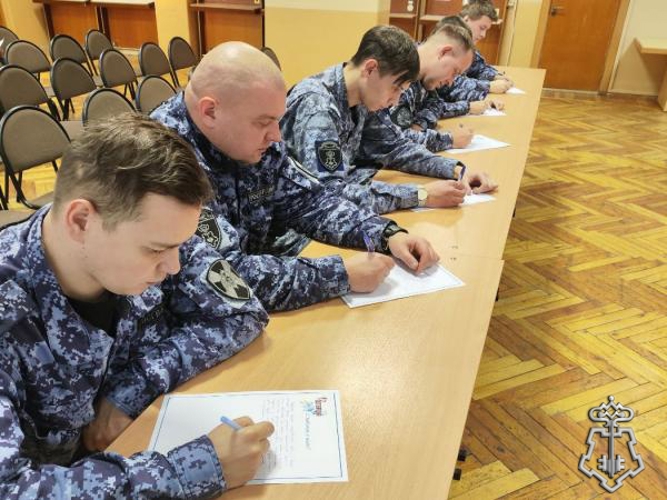 В преддверии Дня матери тверские сотрудники вневедомственной охраны Управления Росгвардии написали письма своим мамам