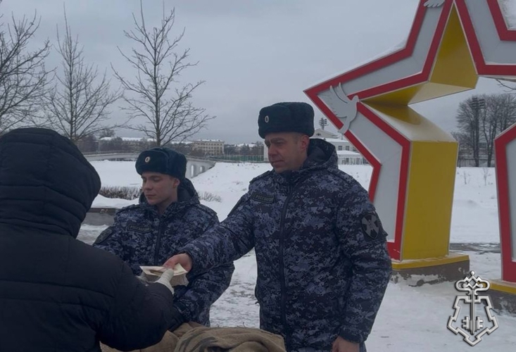 Сотрудники вневедомственой охраны Росгвардии в Твери приняли участие во Всероссийской патриотической акции «Блокадный хлеб»
