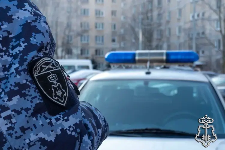 В Твери росгвардейцы по горячим следам задержали подозреваемую в краже из магазина
