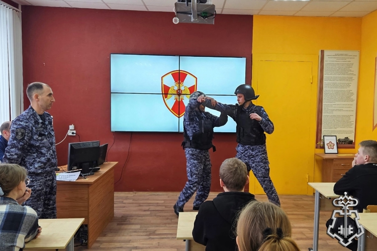 Росгвардейцы провели для студентов «Урок мужества»