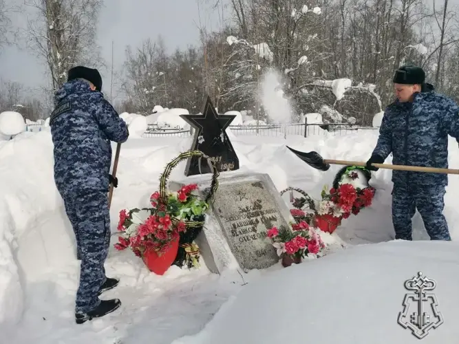 В преддверии Дня защитника Отечества сотрудники вневедомственной охраны привели в порядок воинское захоронение в Западнодвинском районе