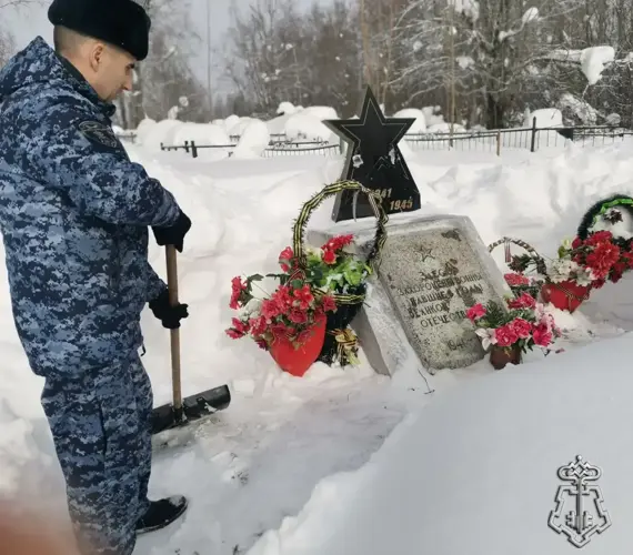 В преддверии Дня защитника Отечества сотрудники вневедомственной охраны привели в порядок воинское захоронение в Западнодвинском районе
