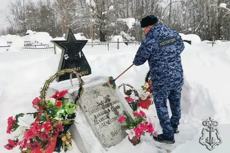 В преддверии Дня защитника Отечества сотрудники вневедомственной охраны привели в порядок воинское захоронение в Западнодвинском районе