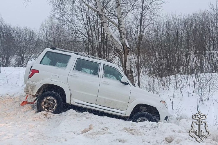 Сотрудники Росгвардии помогли вызволить автомобиль из снежного плена