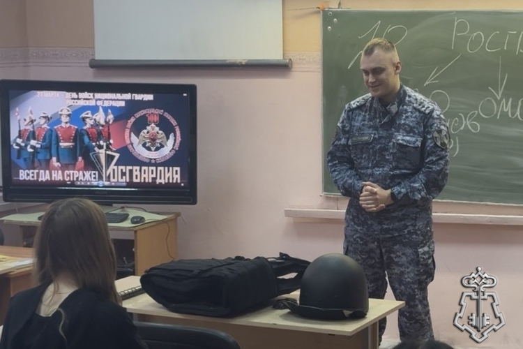 Представители Росгвардии провели урок в одной из тверских школ
