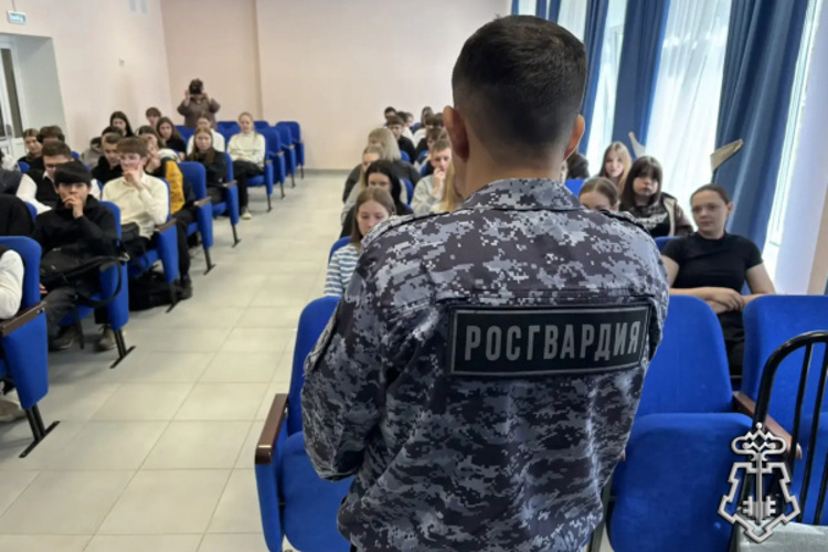 В ТВЕРСКОЙ ОБЛАСТИ РОСГВАРДЕЙЦЫ РАССКАЗАЛИ УЧАЩИМСЯ УЧЕБНЫХ ЗАВЕДЕНИЙ О ПРЕИМУЩЕСТВАХ ПОСТУПЛЕНИЯ В ВОЕННЫЕ ВУЗЫ РОСГВАРДИИ