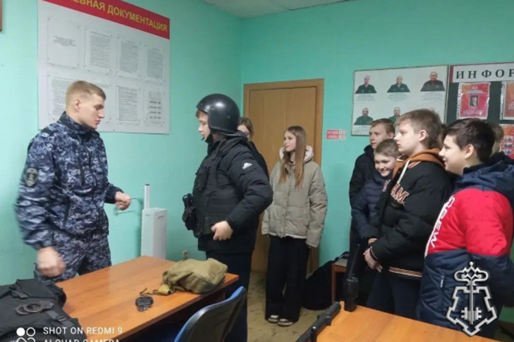 В Западной Двине сотрудники вневедомственной охраны организовали День отрытых дверей для школьников