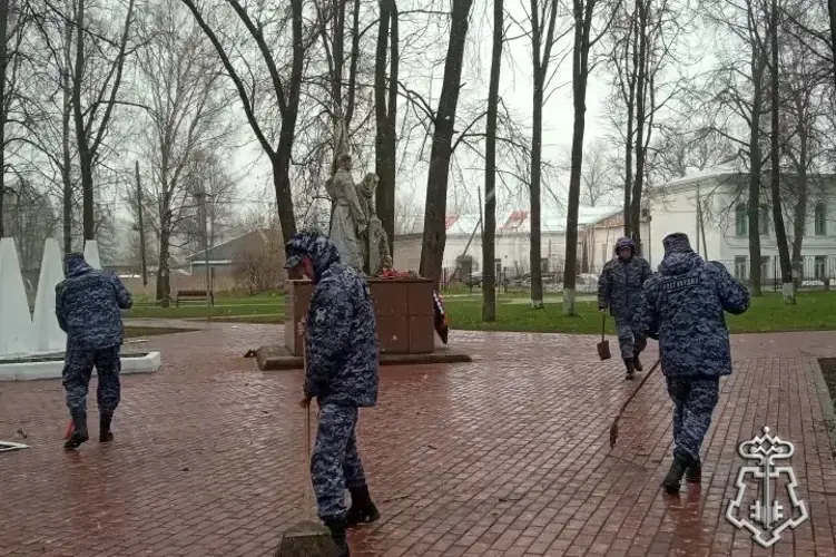 В Твери в преддверии празднования 81-й годовщины Победы в Великой Отечественной войне росгвардейцы провели акцию по сохранению исторической памяти