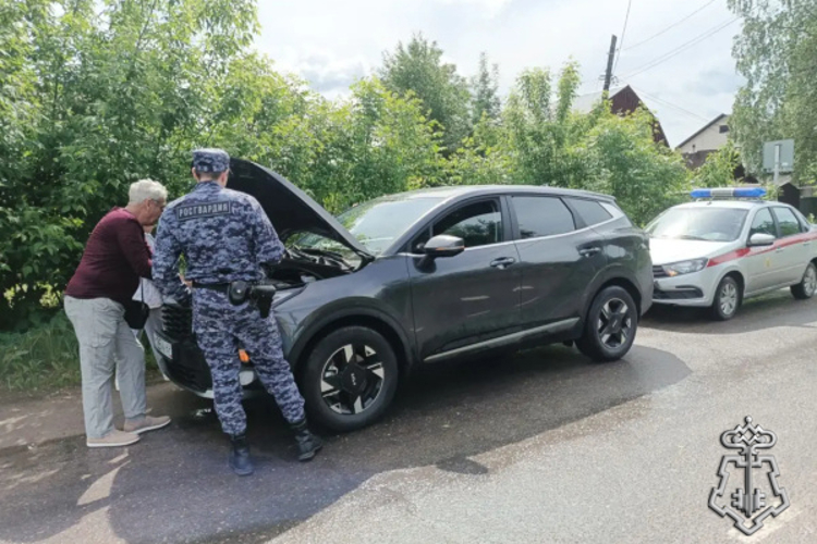 Росгвардейцы оказали помощь водителю на дороге в городе Кимры