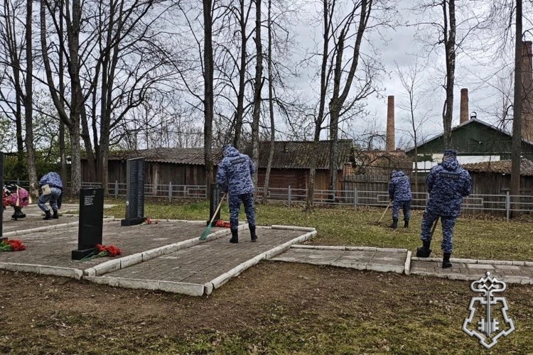В Твери в преддверии празднования 81-й годовщины Победы в Великой Отечественной войне росгвардейцы провели акцию по сохранению исторической памяти