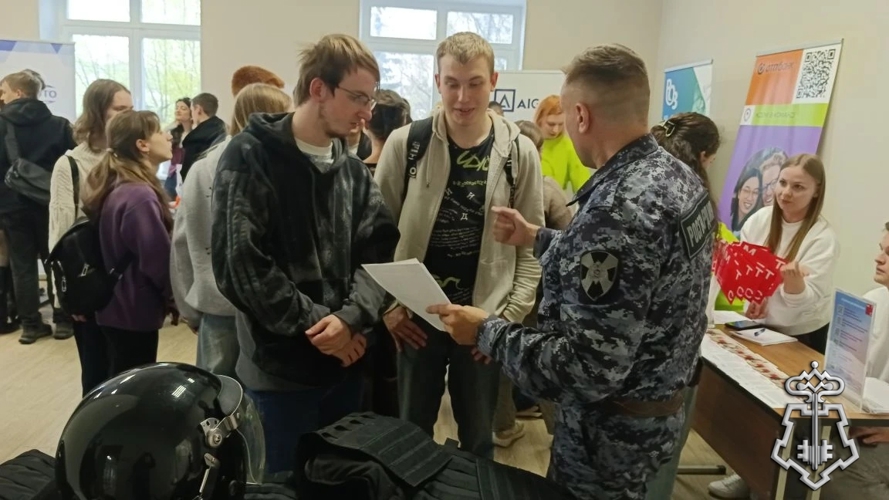 Сотрудники Росгвардии приняли участие в карьерном форуме «Ночь вакансий»