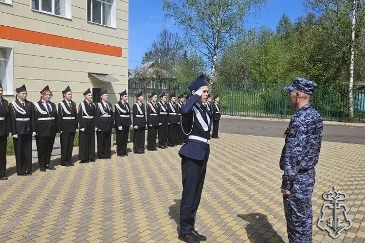 В преддверии 81-ой годовщины Победы росгвардеец принял участие в смотр-конкурсе строя и песни В Западной Двине
