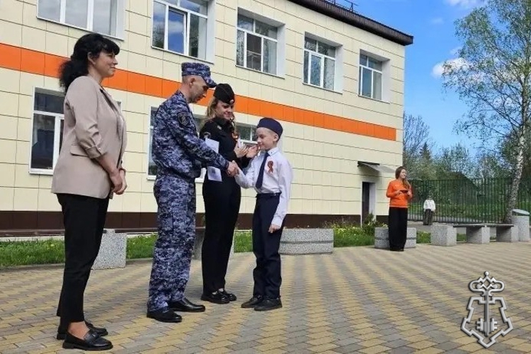 В преддверии 81-ой годовщины Победы росгвардеец принял участие в смотр-конкурсе строя и песни В Западной Двине