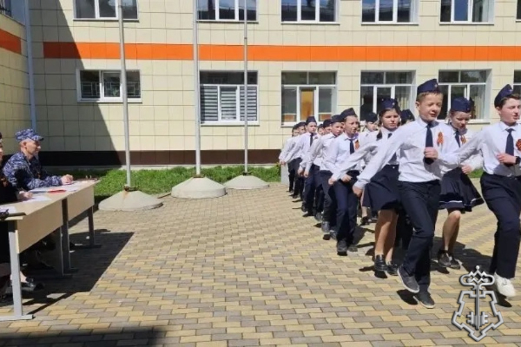В преддверии 81-ой годовщины Победы росгвардеец принял участие в смотр-конкурсе строя и песни В Западной Двине