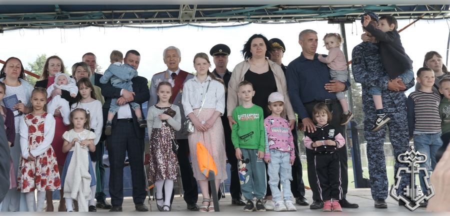 В День защиты детей в Твери Росгвардия познакомила юных тверитян с особенностями службы