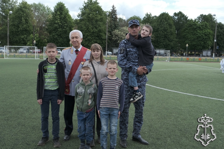 В День защиты детей в Твери Росгвардия познакомила юных тверитян с особенностями службы