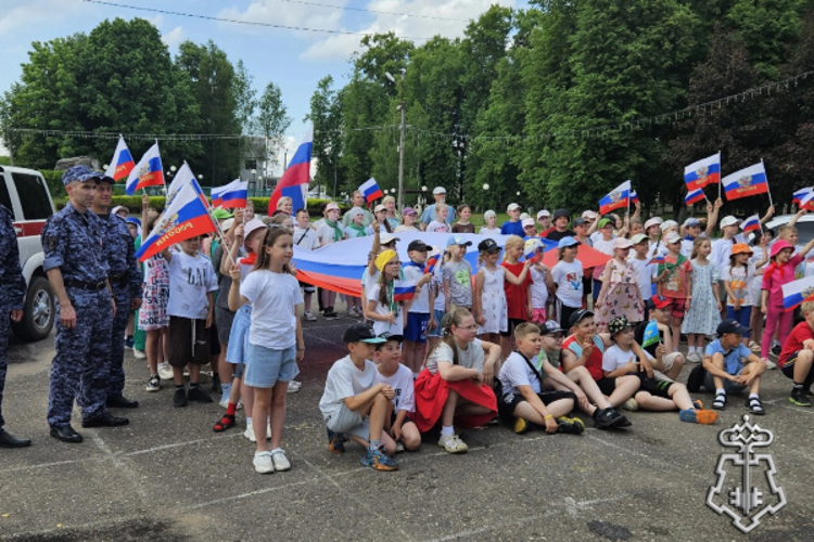  В преддверии Дня России сотрудники вневедомственной охраны в Тверской области приняли участие в акции «Российский триколор»