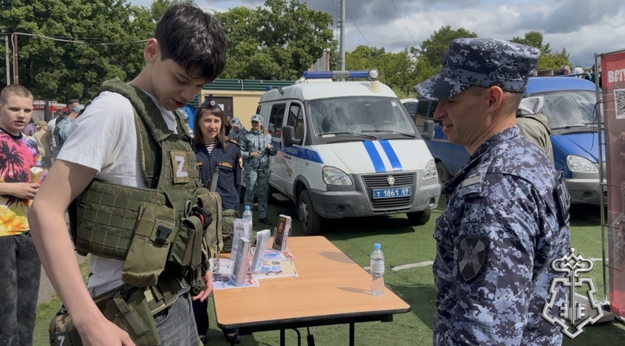 В День защиты детей в Твери Росгвардия познакомила юных тверитян с особенностями службы