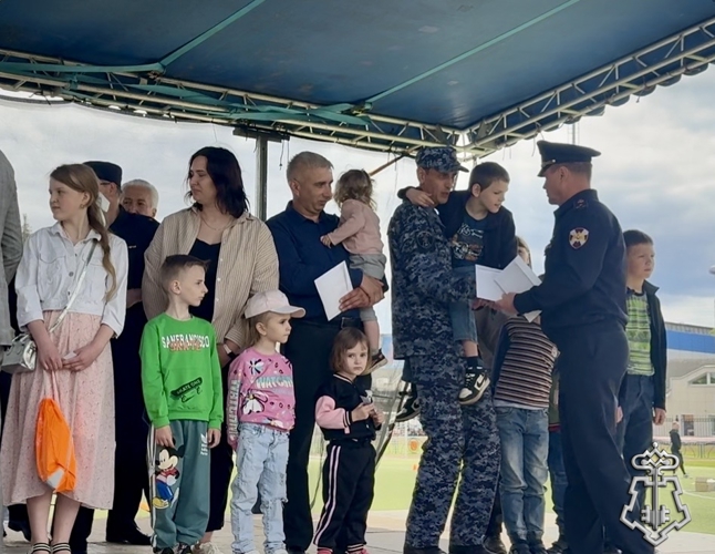 В День защиты детей в Твери Росгвардия познакомила юных тверитян с особенностями службы