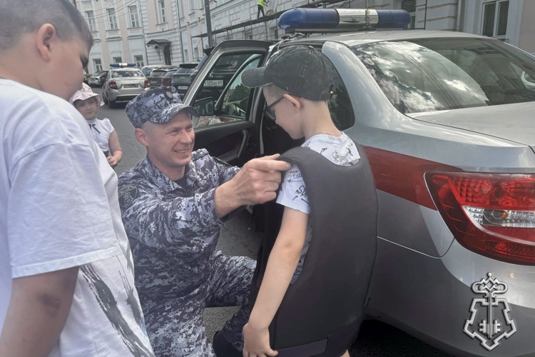 В рамках акции «Каникулы с Росгвардией» в Твери росгвардейцы рассказали детям о Дне России