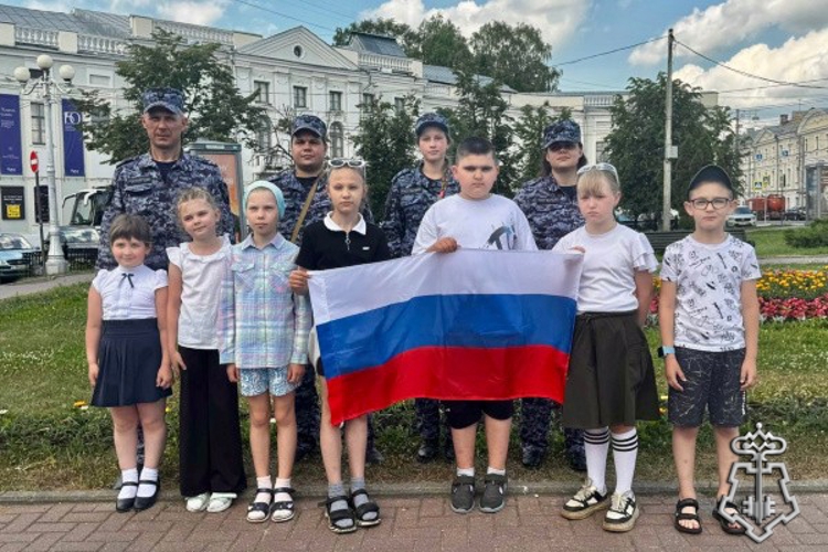 В рамках акции «Каникулы с Росгвардией» в Твери росгвардейцы рассказали детям о Дне России