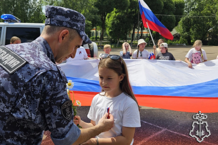  В преддверии Дня России сотрудники вневедомственной охраны в Тверской области приняли участие в акции «Российский триколор»