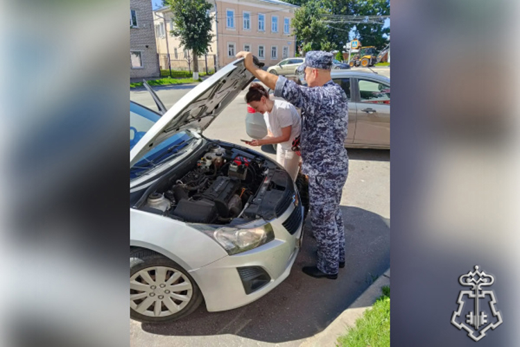 Росгвардейцы оказали помощь водителю на дороге в городе Кашин   