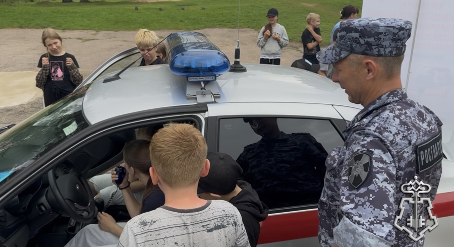 Представители Росгвардии провели спортивно — патриотическое мероприятие для воспитанников лагеря в Тверской области (видео)