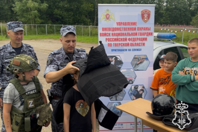 Представители Росгвардии провели спортивно — патриотическое мероприятие для воспитанников лагеря в Тверской области (видео)