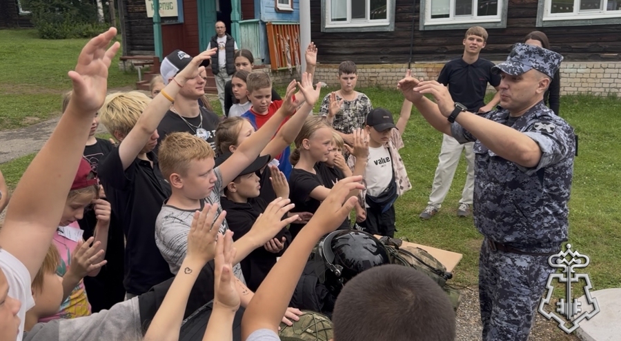 Представители Росгвардии провели спортивно — патриотическое мероприятие для воспитанников лагеря в Тверской области (видео)