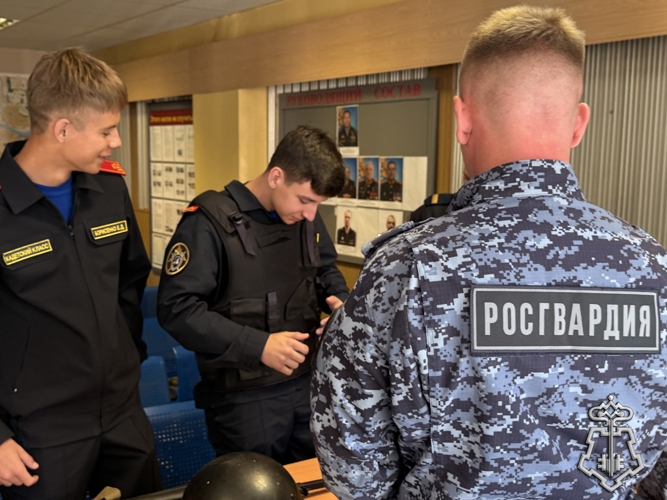 Знакомство с профессией: кадеты Росгвардии начали учебный год с визита в подразделение вневедомственной охраны