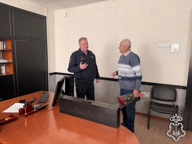В Твери руководящий состав Управления вневедомственной охраны поздравил полковника милиции в отставке и ветерана службы Николая Николаевича Дмитриева с 85-летием