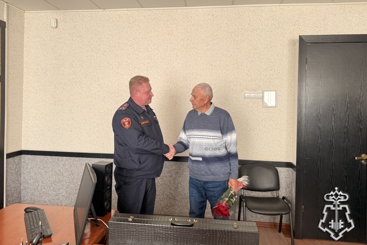 В Твери руководящий состав Управления вневедомственной охраны поздравил полковника милиции в отставке и ветерана службы Николая Николаевича Дмитриева с 85-летием