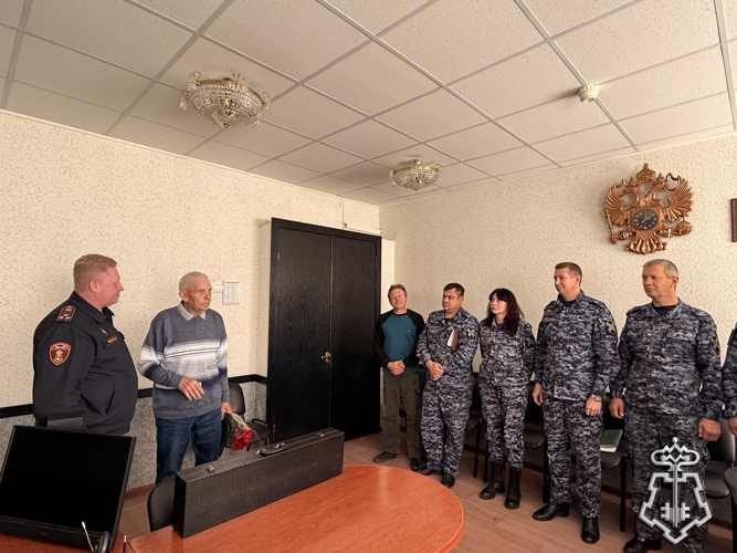 В Твери руководящий состав Управления вневедомственной охраны поздравил полковника милиции в отставке и ветерана службы Николая Николаевича Дмитриева с 85-летием