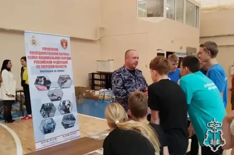Сотрудники вневедомственной охраны приняли участие в празднике «Юбилей школы‑20» в Твери