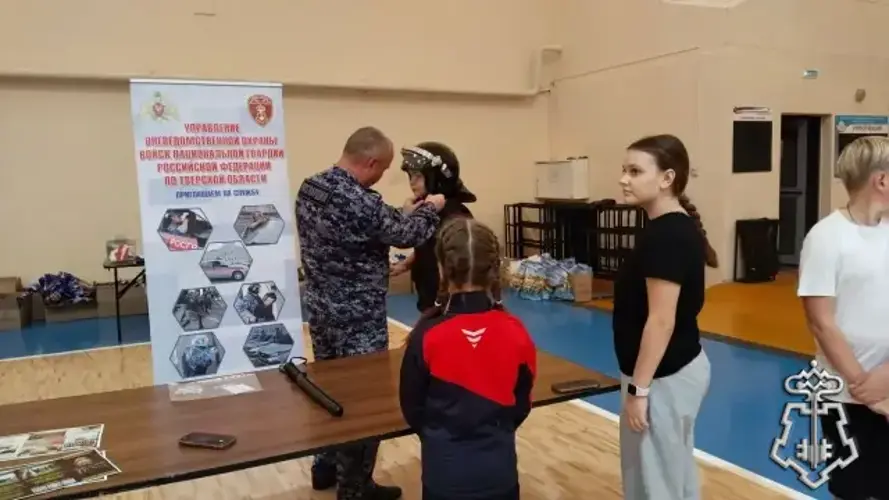 Сотрудники вневедомственной охраны приняли участие в празднике «Юбилей школы‑20» в Твери