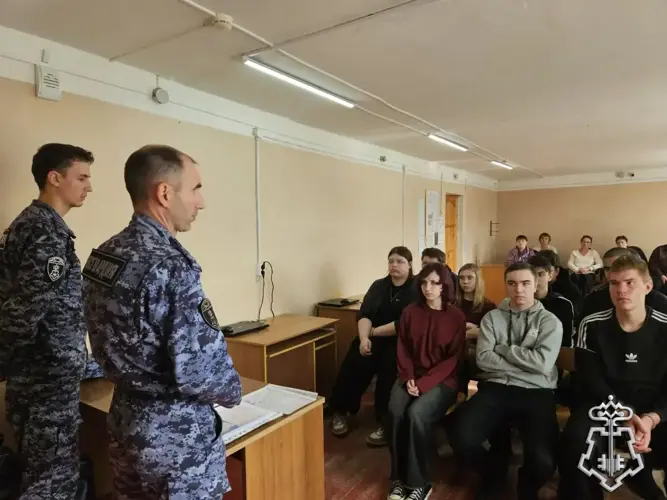 Сотрудники вневедомственной охраны Росгвардии посетили Западнодвинский технологический колледж в Андреаполе