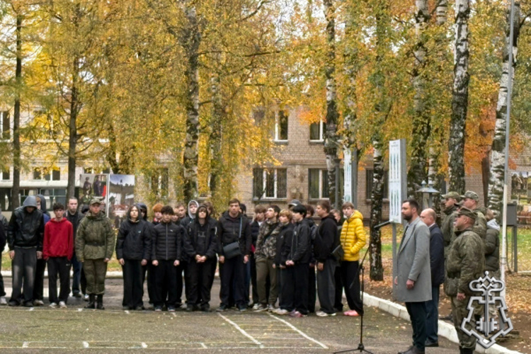 Сотрудники вневедомственной охраны и спецподразделений Росгвардии приняли участие во Всероссийском дне призывника в Твери (видео)
